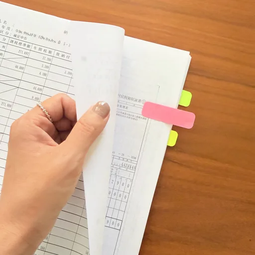 仕訳や支払いを確認するスタッフの手元