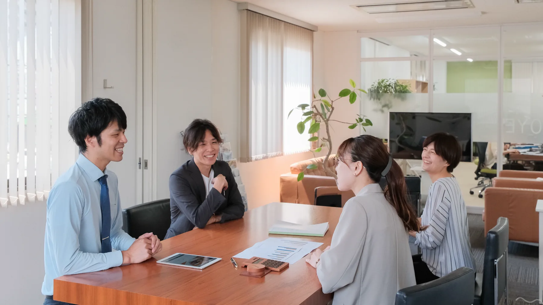 税理士法人GrowUpのスタッフが連携して経理の運用体制を整える様子